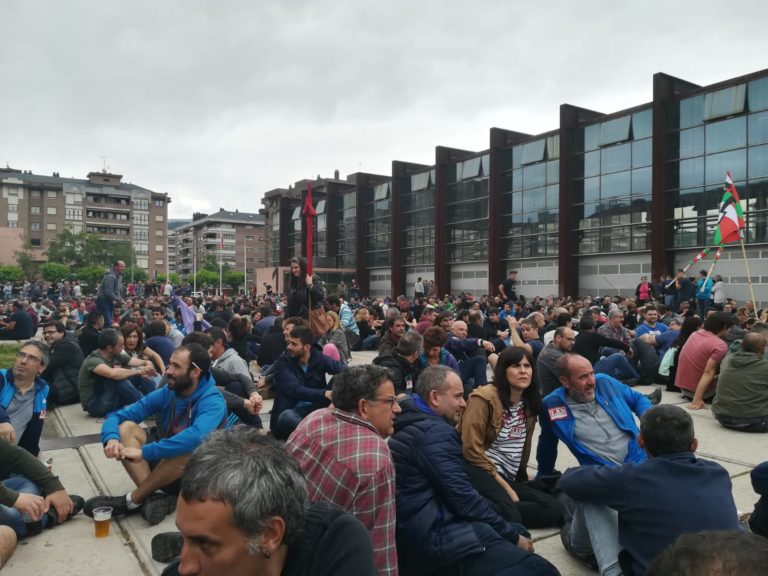 Jarraipen oso zabala izan du Bizkaiko Metalgintzako laugarren greba egunak, Ertzaintzaren jazarpenak jazarpen