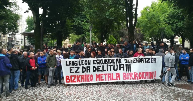Nos hemos concentrado frente a los juzgados de Durango en solidaridad con los dos detenidos en la huelga del metal