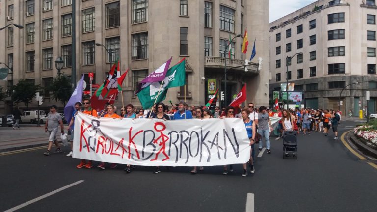 Egun osoko greba egiten ari dira Bizkaiko kiroldegi eta kirol zelaietako langileak