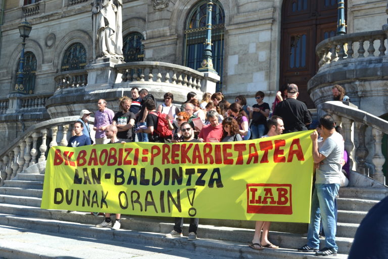 Los y las trabajadoras del servicio de préstamos de bicicletas Bilbao Bizi se movilizan ante el Ayuntamiento por unas condiciones laborales dignas