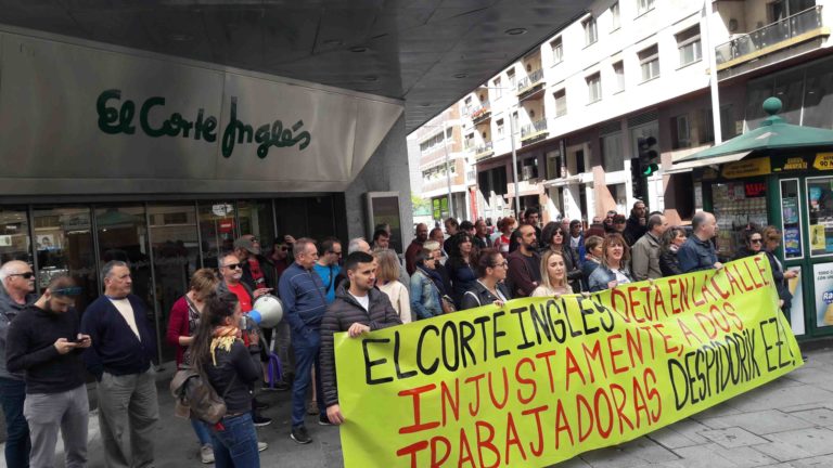 Concentración para denunciar dos despidos injustos en El Corte Inglés de Pamplona