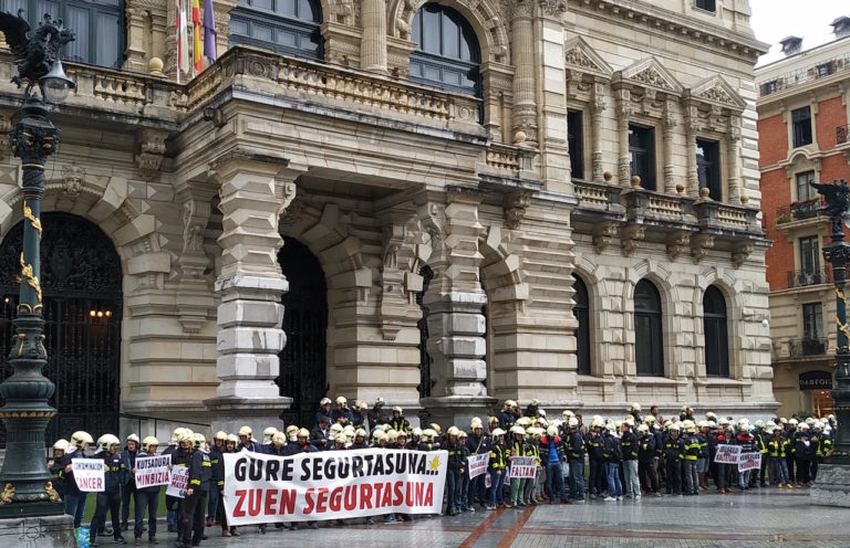 El colectivo de bomberos de Bizkaia denuncia el retroceso de las condiciones de seguridad en las que presta servicio