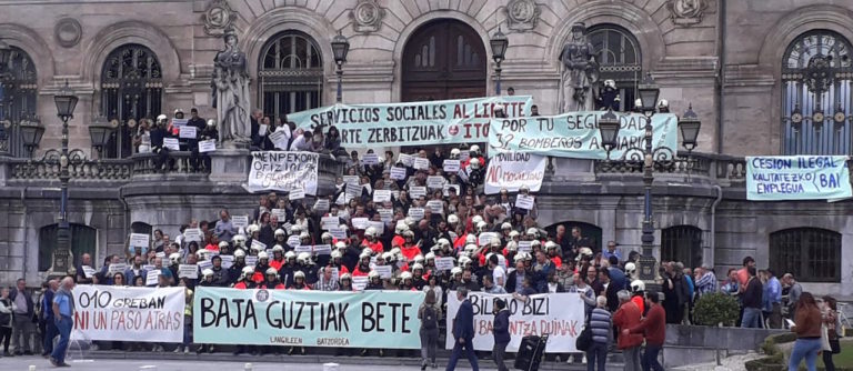 Hemos reivindicado empleo y servicios públicos dignos ante el ayuntamiento de Bilbo
