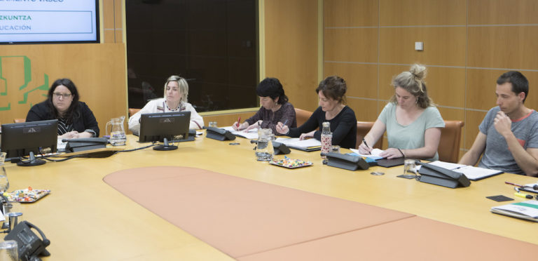 Hemos comparecido en la Comisión de Educación del Parlamento de Gasteiz en defensa de los acuerdos firmados