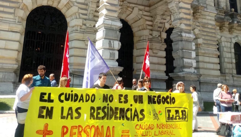 Hemos reivindicado ante la Diputación de Bizkaia que el cuidado es un derecho, no un negocio
