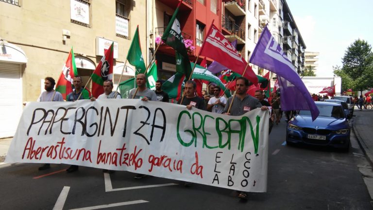 Jarraipen masiboa Gipuzkoako papergintzako boskarren greba egunean eta grafikagintzako hirugarrenean