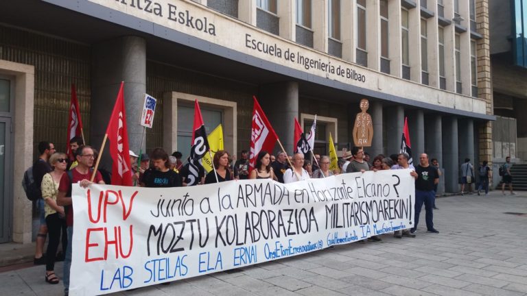 Kontzentrazioa egin dugu Ingenerieritza eskolan, UPV/EHUri Armada eta militarismoarekin lankidetza eten dezan eskatzeko
