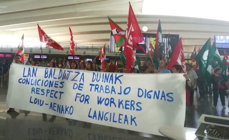Concentración de la plantilla del aeropuerto de Loiu en el primer día de huelga