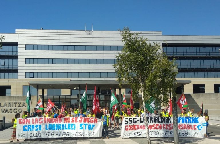 Aparteko saria kobratu ez duten SSG-Larrialdiak-eko langileak Jaurlaritzaren aurrean mobilizatu dira