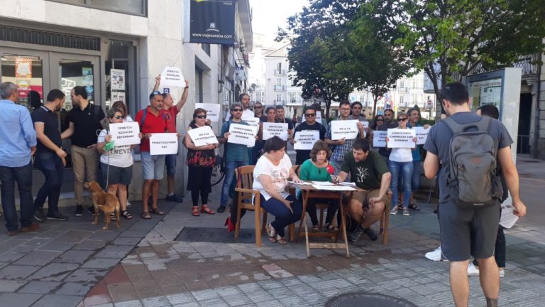 Gizarte zerbitzuen kalitatearen aldeko agerraldia egin dugu gaur Gasteizen