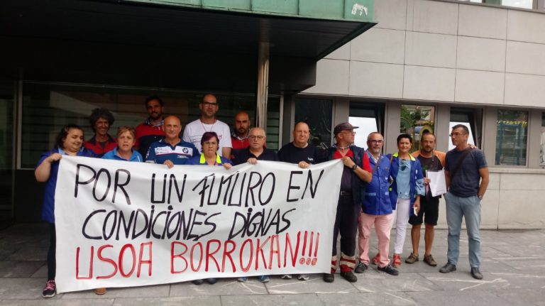 USOAko langileek kontzentrazioa egin dute Barakaldoko Udalaren aurrean, lantokiaren etorkizunaren alde