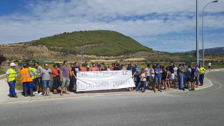 Zangozako Papeleraren aurrean elkartu gara, prebentzio gehiago eta hobeagoa exijitzeko