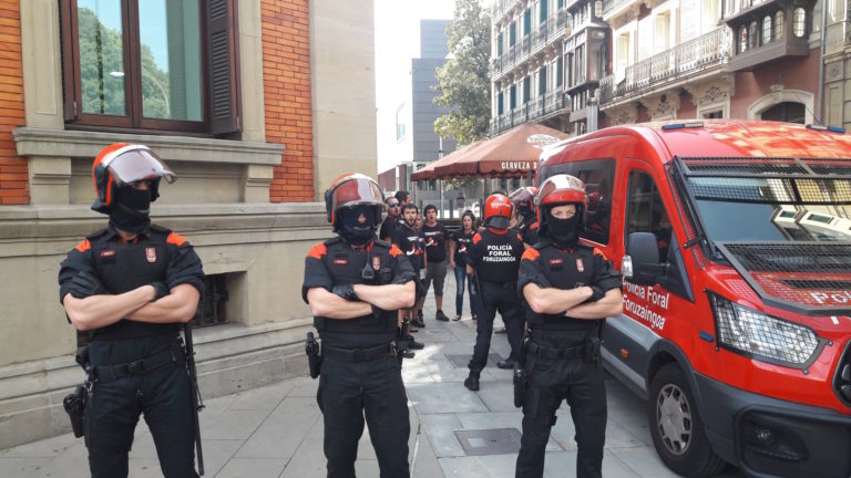 Nafarroako Parlamentuan kateatu gara, jazarpen sindikala salatzeko