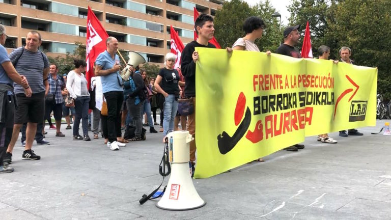 Donostia eta Bilboko epaitegien aurrean mobilizatu gara, jazarpen sindikala salatzeko eta Imanol Salinasi elkartasuna adierazteko