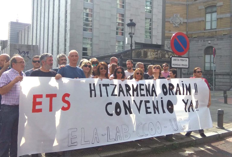 Euskal Trenbide Sareko langileek elkarretaratzea egin dute, hitzarmenaren defentsan