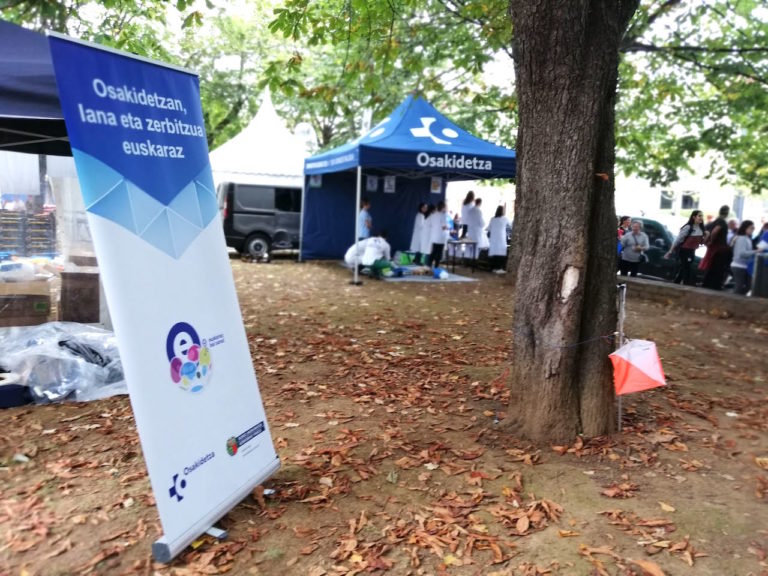 Osakidetzari eskatu diogu euskararen normalizazioa bultza dezala egunerokoan, zurikerietan ibili beharrean