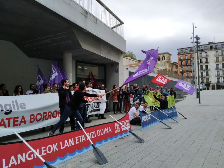 Lan eta bizi duinaren alde egin dugu arraun Donostian, prekarizazioaren olatura igota dagoen patronalaren aurrean