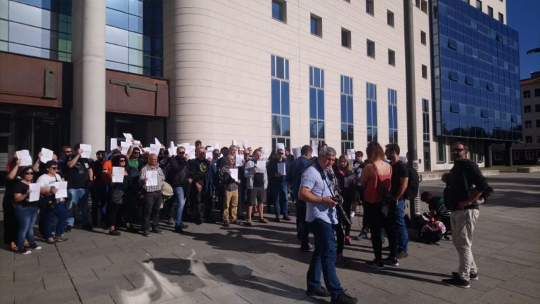 350 autoinkulpazio inguru aurkeztu ditugu Iruñeko epaitegietan, Imanol Salinas eta Jose Javier Oses kideei elkartasuna adierazteko