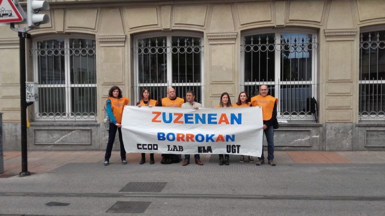Zuzenean zerbitzuko langileek lan baldintzen okertzea salatu dute