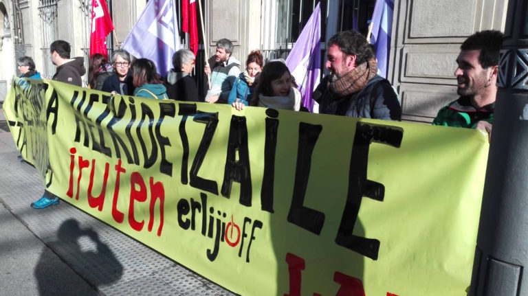 Hezkuntza laiko eta hezkidetzailerantz urrats sendoak emateko beharra aldarrikatu dugu Gasteizko Legebiltzarrean