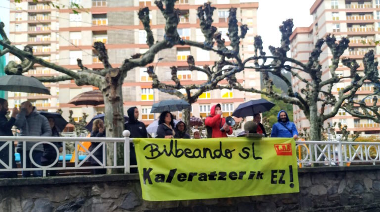 Eibarko Bilbeando dendaren aurrean bildu gara, kaleratutako langilearen berronartzea exijitzeko