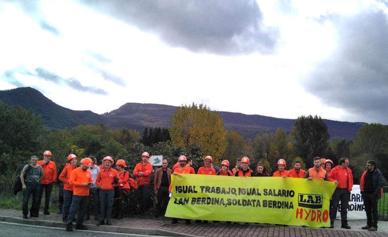 Azaroaren 12an eta 14an bi orduko lanuzteak egitera deitu ditugu Irurtzungo Hydro Extrusion enpresako langileak