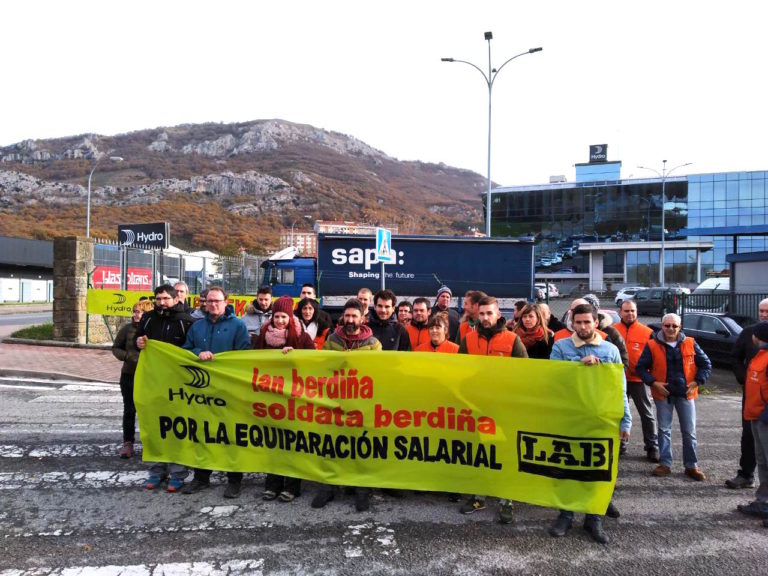 Hydro enpresako greba batzordeak eta borrokan dauden langileek lan baldintzen parekatzea bermatuko duen akordio bat aldarrikatu dute