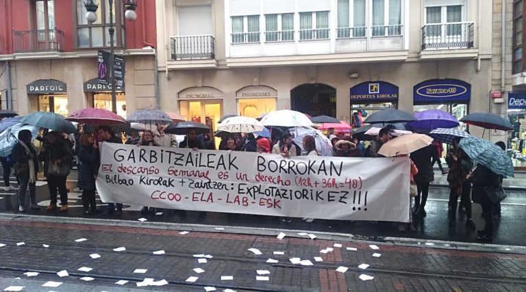 Atsedena eskubide bat dela aldarrikatu dugu Bilbao Kirolak-en bulegoen aurrean