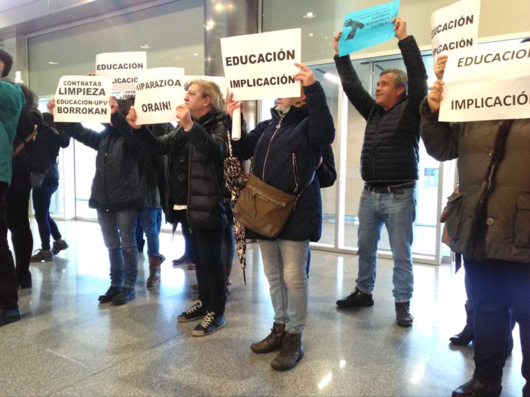 EAEko Hezkuntza eta EHUko garbitzaile azpikontratatuek Lakuara eraman dituzte euren aldarriak