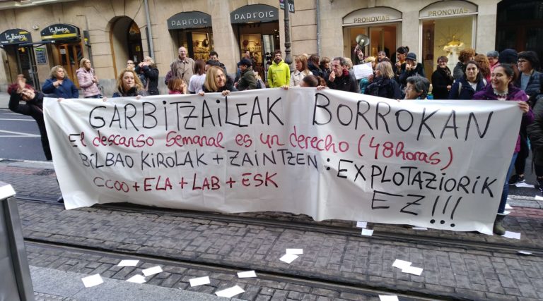 Atsedena eskubide bat dela aldarrikatu dugu berriro, Bilbao Kirolak-en bulegoen aurrean