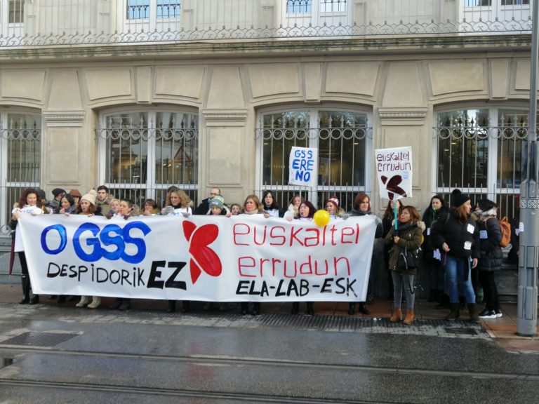 GSS enpresako langileak enpleguaren defentsan mobilizatu dira Gasteizko Legebiltzarraren aurrean