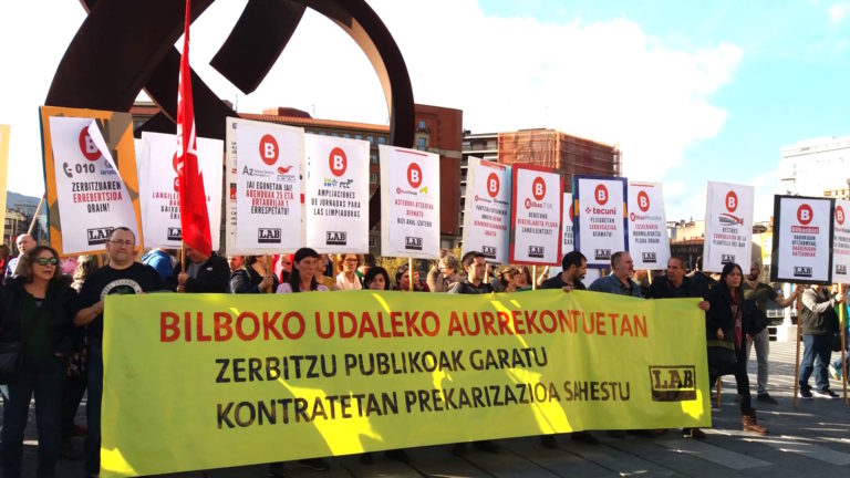 Herritarren eta langileen beharrei erantzuten ez dieten aurrekontuak salatu ditugu Bilboko udaletxe atarian