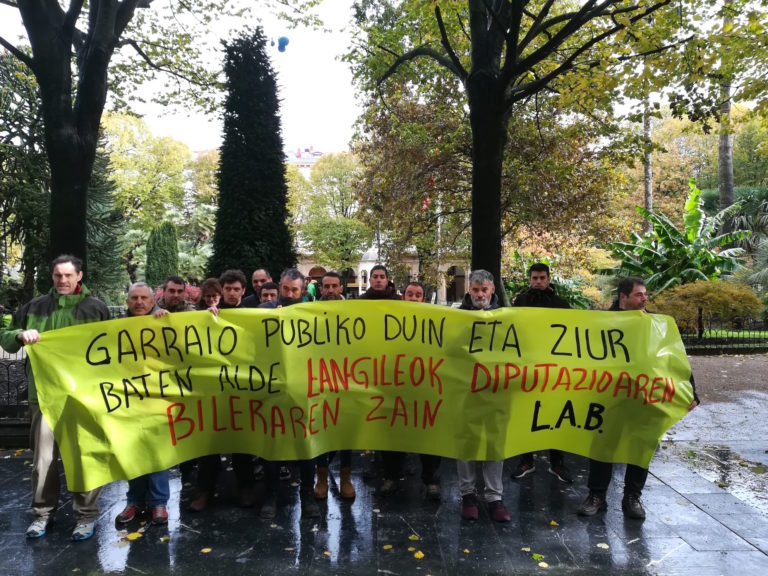 Autobus zerbitzu duin eta seguru bat aldarrikatu dugu Gipuzkoako Aldundiaren aurrean