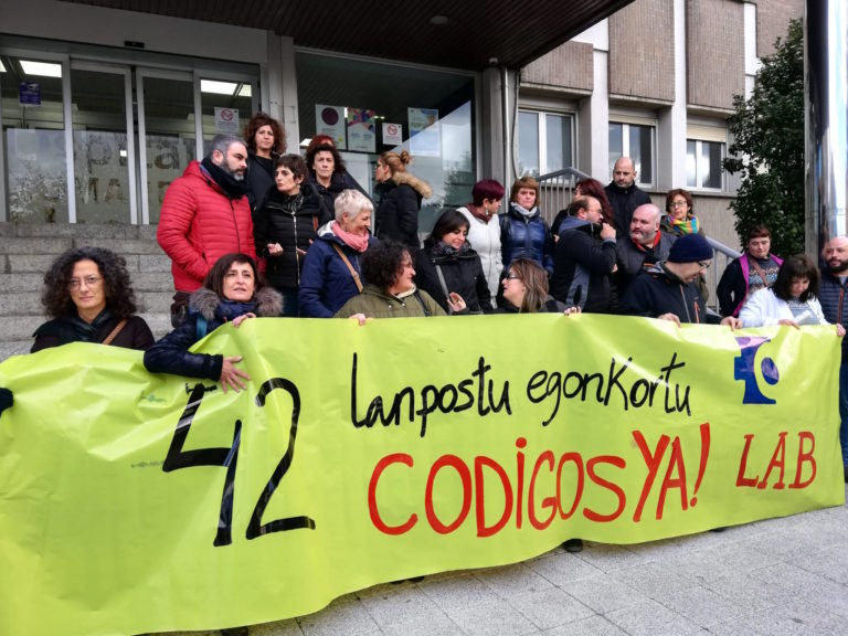 Zumarragako ospitalean 42 lanpostu egonkortzeko eskatu dugu