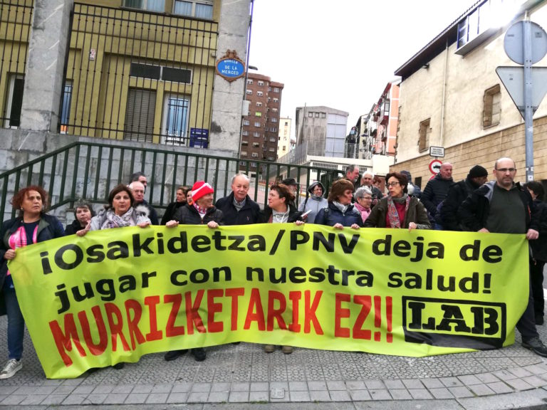 Elkarretaratzea egin dugu Bilbo Zaharreko La Merced anbulategian, Osakidetzak Lehen Mailako Arretan egindako murrizketak salatzeko