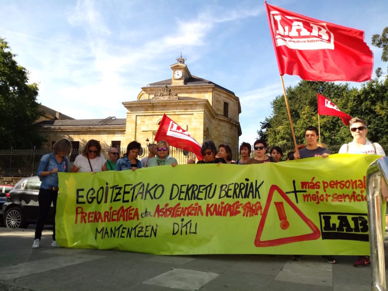 Bizkaiko helduen egoitzak pertsonen beharretatik etekin atera nahi duten enpresen esku daude; 186 helduen egoitzetatik 33 baizik ez dira publikoak