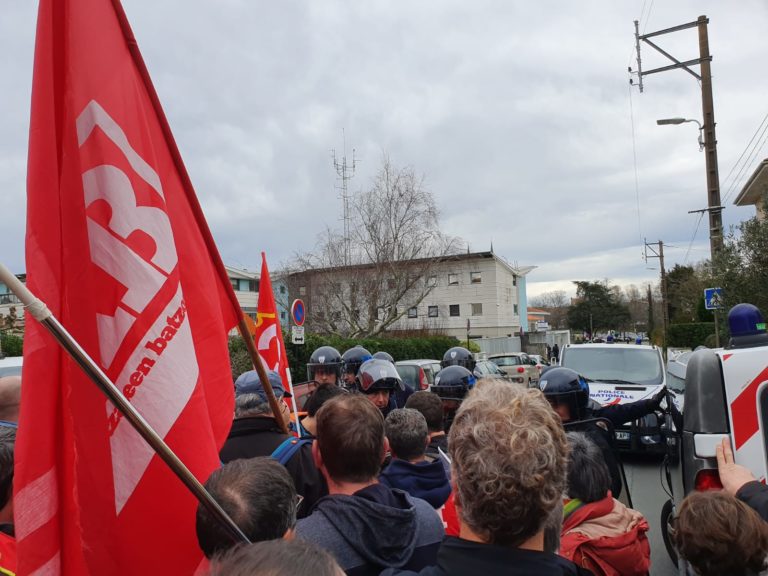 Baionako komisaldegi aurrean bildu gara erretreten erreformaren aurkako laugarren greba egunean, gure kide baten atxiloketa salatzeko