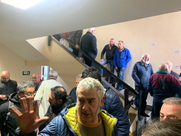 Cables y Alambres enpresako langile jubilatu eta egungo langileek Vicinay taldearen enpresa baten bulegoak okupatu dituzte egin zaien akzio lapurreta salatzeko