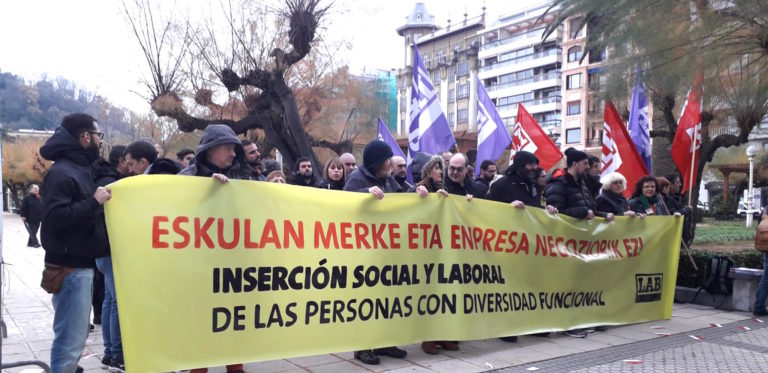Dibertsitate funtzionala duten pertsonen gizarteratzea eta laneratzea aldarrikatu ditugu