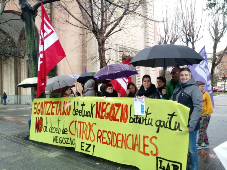 Helduen egoitzetako dekretuaren aurka mobilizatu gara Getxon, Urgatzi enpresaren aurrean, zaintzaren negozioari ezetz esateko