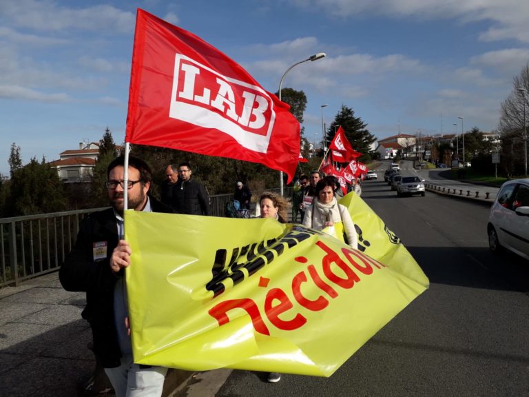 “Hemen badago herri bat, mugaz bi aldeetara, pentsio duinen alde borrokatzen ari dena”