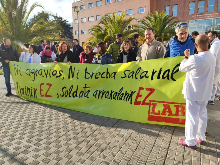 Osasunbideko langileek elkarretaratzea egin dute bidegabekerien aurka