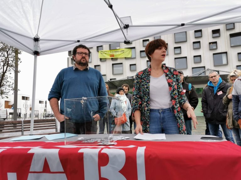 Erretreten erreformari buruzko erreferendum bat aldarrikatu dugu Biarritzen, Vincent Bru diputatuaren bulegoaren aurrean