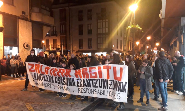 Berehalako arrisku larria dagoela salatu dugu Lan Ikuskaritzan, Zaldibarren izandako Gipuzkoako suhiltzaileen lau kamioiek behar bezala deskutsatu gabe jarraitzen dutelako