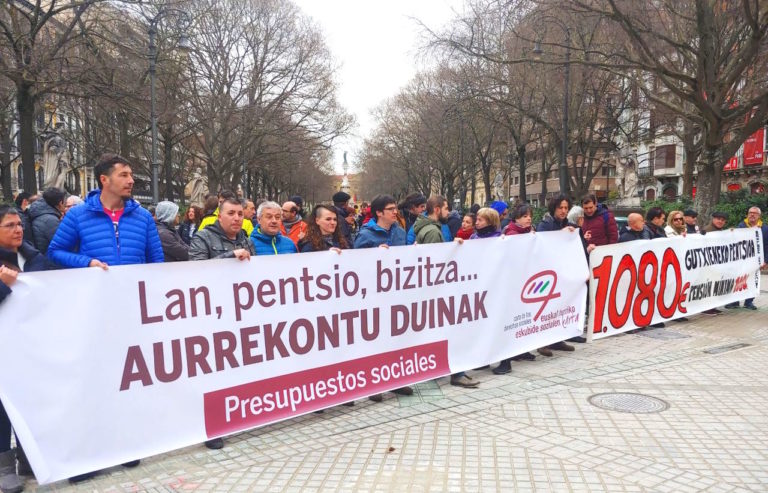 Nafarroako Parlamentuaren aurrean mobilizatu gara, aurrekontu duin eta sozialen defentsan