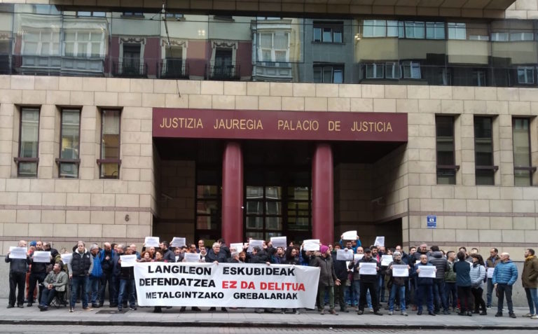 Bizkaiko Metalgintzako grebalarien aurkako errepresioa salatu dugu Bilbon, epaitegien aurrean