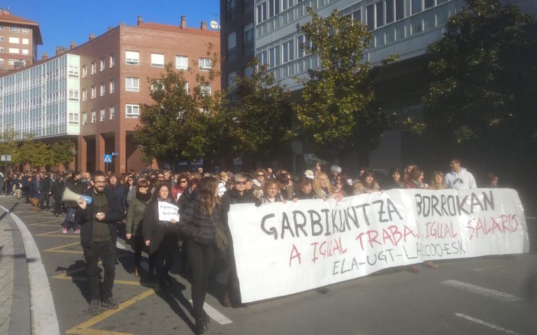 EAEko Hezkuntza Departamentuko eta EHUko kontratetako garbitzaileek mobilizazioekin jarraitzen dute