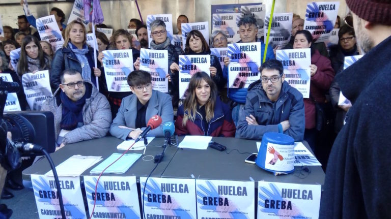 EHUko eta Hezkuntza Saileko azpikontratatutako garbitzaileek bost asteko grebara deitu dute