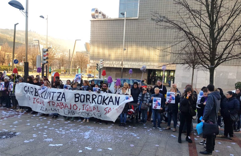 EHUren Klaustroaren aurrean mobilizatu dira garbitzaile azpikontratatuak