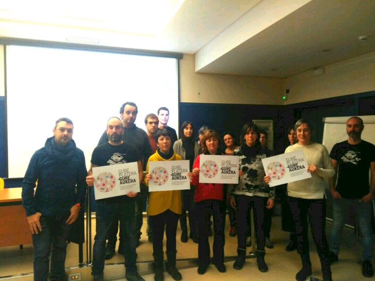 Eskola-jangela berriak diseinatzeko, hezkuntza komunitate osoaren parte hartzea exijitu diogu Eusko Jaurlaritzari